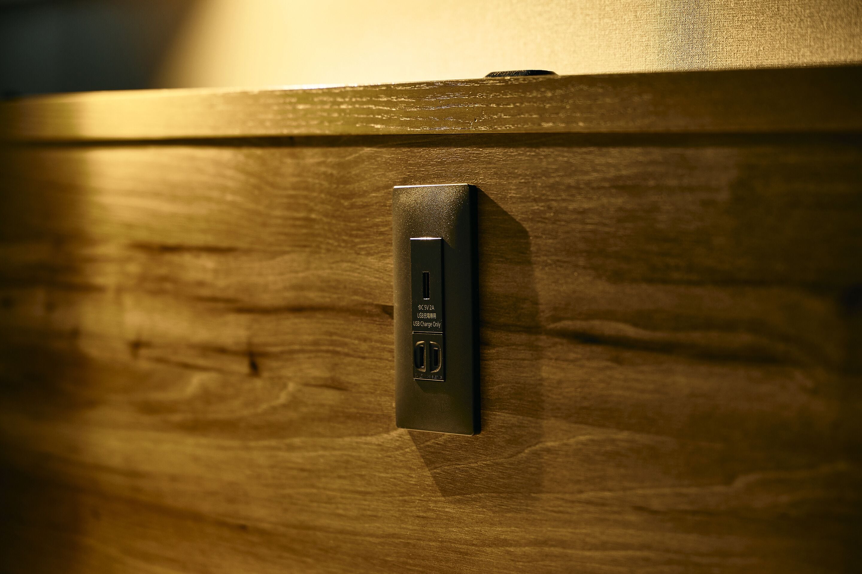 Een USB-laadpoort op een houten oppervlak.