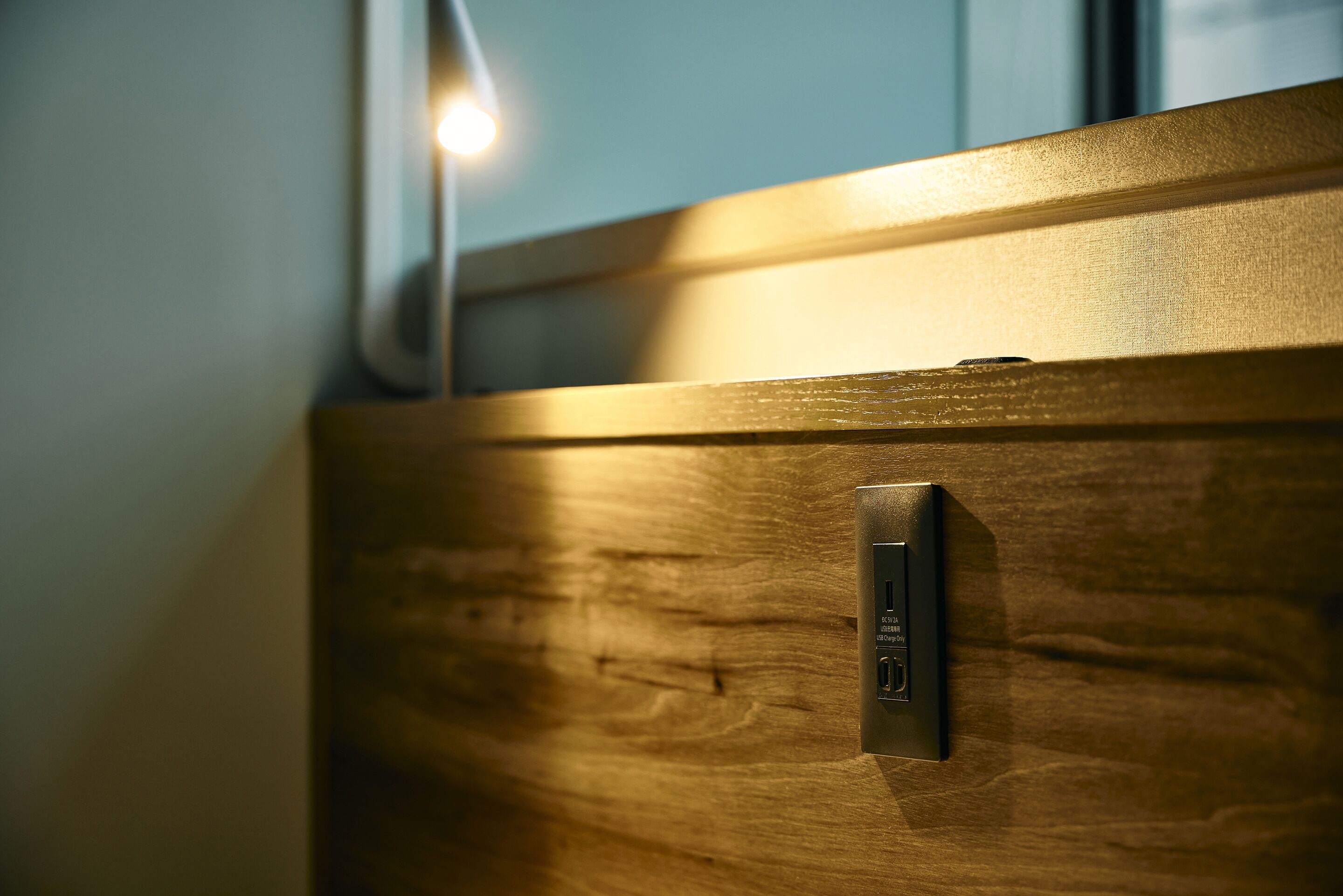 Un mueble de madera con estación de carga USB integrada.