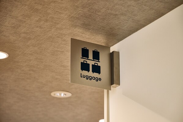 A sign indicating a luggage storage area. - Kyoto Guesthouse HIVE - Hostel (Kyoto)