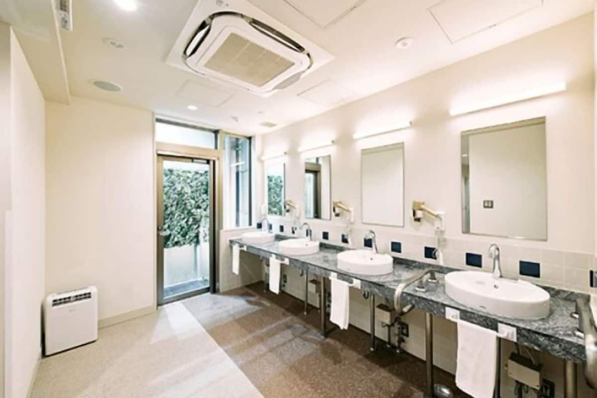 Regadera, amenidades de baño gratuitas, secadora de cabello, pantuflas