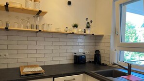 Kaffetrakter/tekoker, kjøleskap, kokeplater og oppvaskmaskin