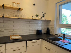 Kjøleskap, kokeplater, oppvaskmaskin og kaffetrakter/tekoker