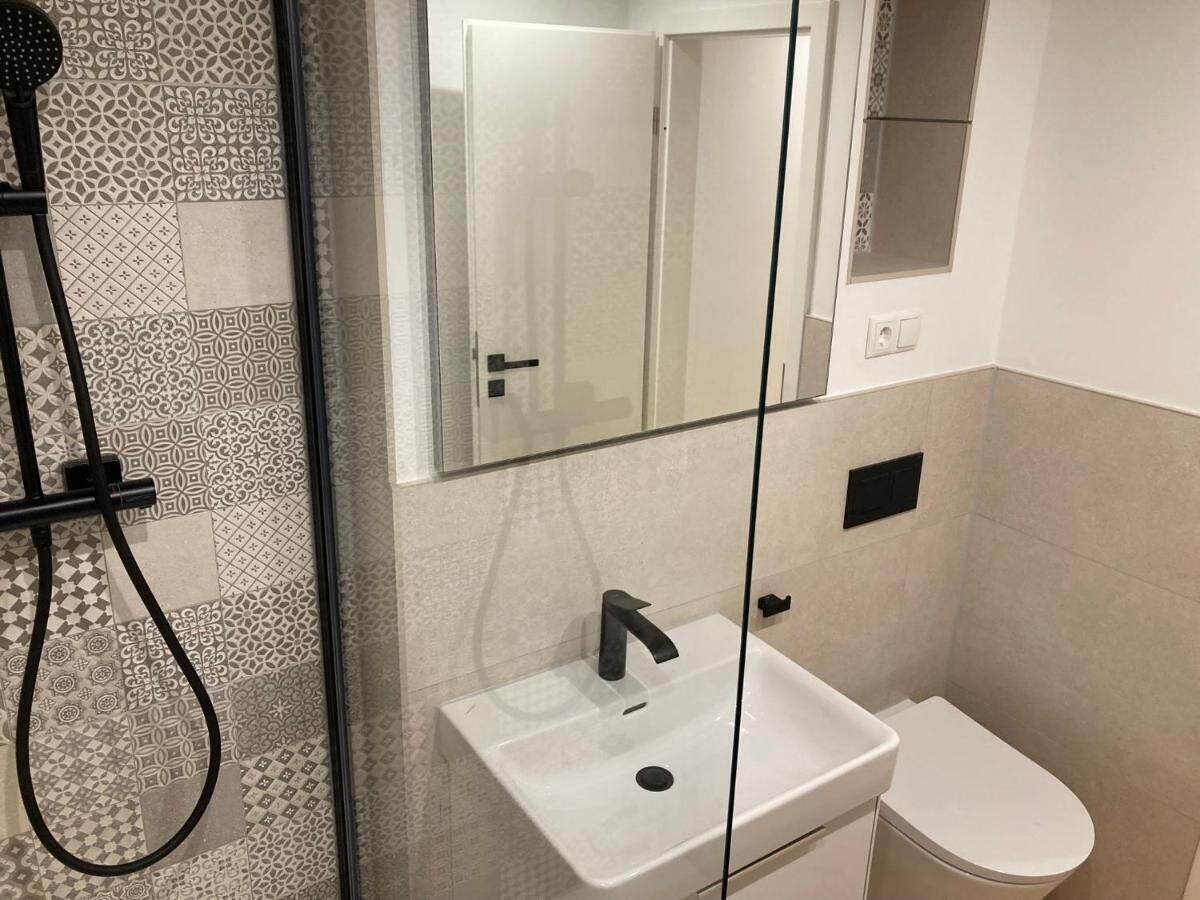 Een douche, een haardroger, handdoeken, toiletpapier