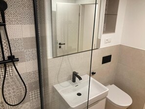 Douche, séchoir à cheveux, serviettes fournies, papier de toilette