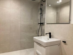 Douche, séchoir à cheveux, serviettes fournies, papier de toilette