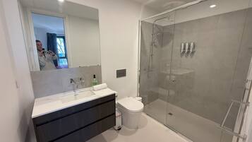 Shower, eco-friendly toiletries, hair dryer, towels