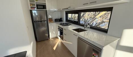 Refrigerador, microondas, horno, placa de cocina