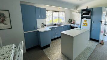 雪櫃、微波爐、焗爐、爐具