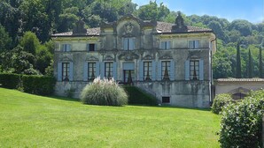 A large, historic building with multiple windows and a central entrance, surrounded by lush greenery and a well-maintained lawn. - Nice apartment for 8 guests with pool, A/C, WIFI and TV, close to Verona (Colognola Ai Colli)