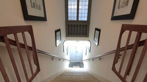A staircase with wooden railings and a view of a room at the top. - Nice apartment for 8 guests with pool, A/C, WIFI and TV, close to Verona (Colognola Ai Colli)