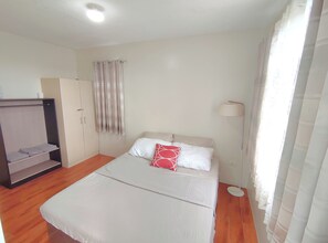 2 chambres, fer et planche à repasser, Wi-Fi, draps fournis