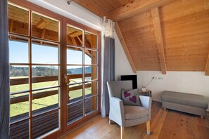 Télévision, table de tennis de table, chaîne hi-fi