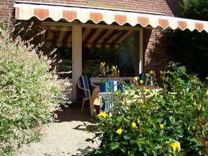 Outdoor dining - Apartment 'Lüke' with Private Terrace, Shared Garden and Wi-Fi (Wesselburener Deichhausen)