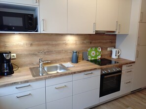 Fridge, microwave, oven, stovetop - Apartment 'Lüke' with Private Terrace, Shared Garden and Wi-Fi (Wesselburener Deichhausen)