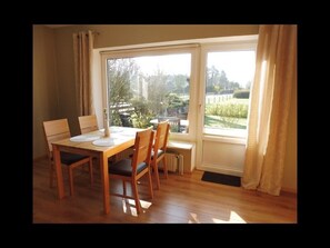 Dining - Apartment 'Lüke' with Private Terrace, Shared Garden and Wi-Fi (Wesselburener Deichhausen)