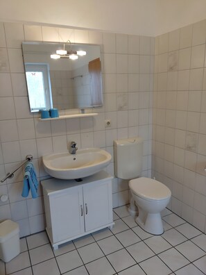 Shower, hair dryer, towels - Apartment 'Lüke' with Private Terrace, Shared Garden and Wi-Fi (Wesselburener Deichhausen)
