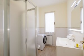 Dusche, Haartrockner, Bidet