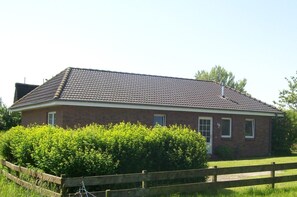 Exterior - Apartment '1-Raum-Ferienwohnung' with Private Terrace and Wi-Fi (Wesselburener Deichhausen)