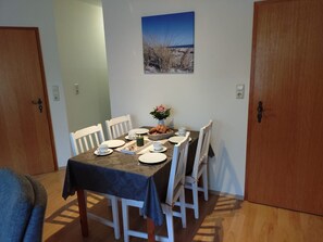 Dining - Apartment '3-Raum-Ferienwohnung' with Private Terrace and Wi-Fi (Wesselburener Deichhausen)