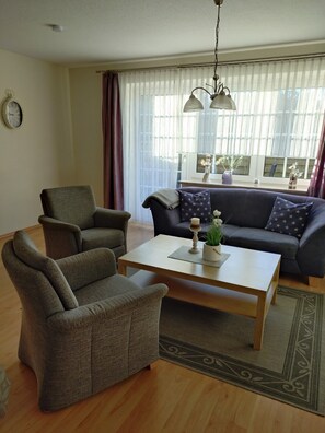 TV - Apartment '3-Raum-Ferienwohnung' with Private Terrace and Wi-Fi (Wesselburener Deichhausen)