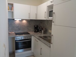 Fridge, oven, stovetop, dishwasher - Apartment '3-Raum-Ferienwohnung' with Private Terrace and Wi-Fi (Wesselburener Deichhausen)