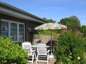 Outdoor dining - Apartment '3-Raum-Ferienwohnung' with Private Terrace and Wi-Fi (Wesselburener Deichhausen)