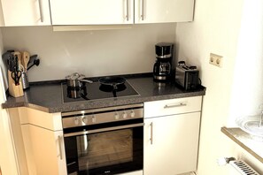 冷蔵庫、オーブン、コンロ、食器洗い機