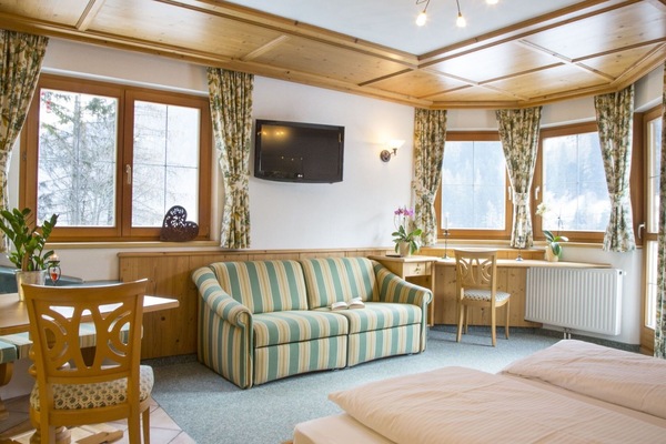 Pflanze, Möbel, Eigentum, Gebäude, Fenster, Tabelle, Azurblau, Komfort, Holz, Zimmerpflanze