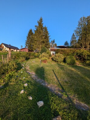 A grassy path leading to a building with a dome structure, surrounded by trees and a clear sky. - Holiday Home 'Ferienhaus Goldisthal' with Mountain View, Private Terrace (Goldisthal)