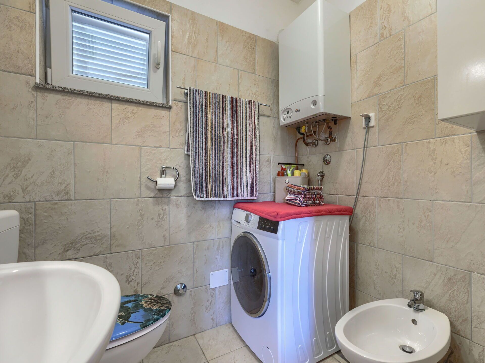 Robinet, Luminaire Plomberie, Lavabo, Propriété, Bâtiment, Salle De Bains, Violet, Fenêtre, Évier, Design Intérieur