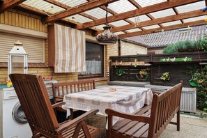 Outdoor dining - Apartment 'Hecke' with Shared Garden and Wi-Fi (Weddingstedt)