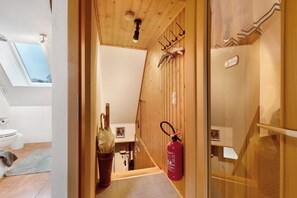 Shower, hair dryer, towels - Apartment 'Hecke' with Shared Garden and Wi-Fi (Weddingstedt)