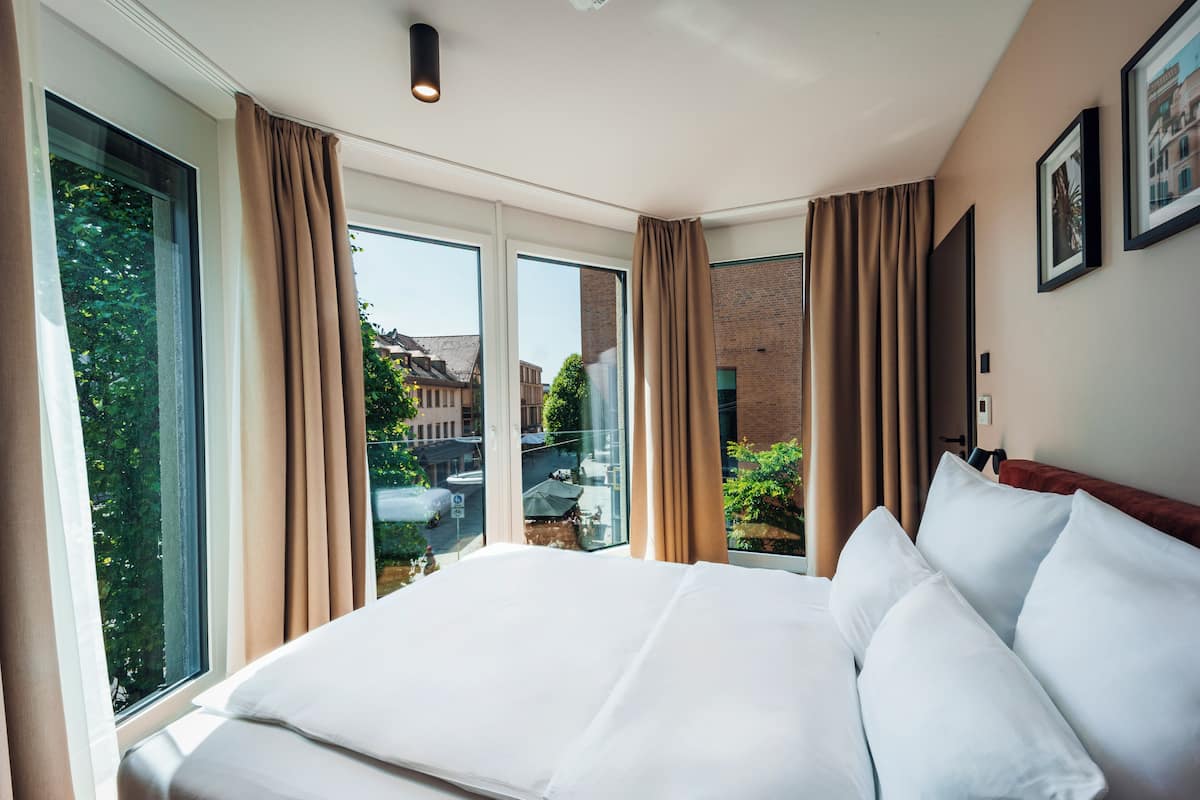 Apartment L - King bed and separate bedroom | Bộ đồ giường kháng dị ứng, bàn, khu vực làm việc phù hợp cho laptop 