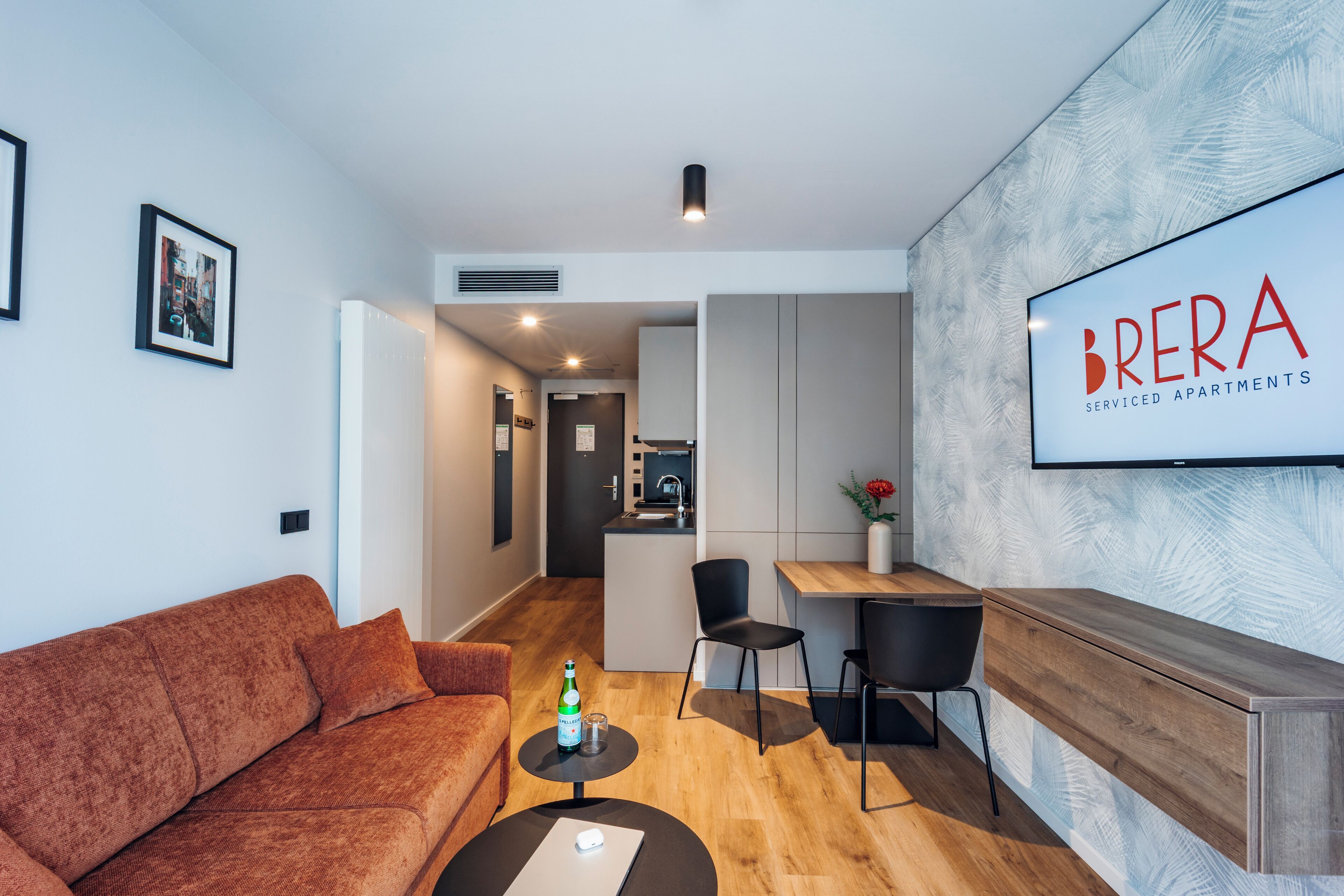 Apartment L - King bed and separate bedroom | Coin séjour