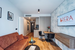 Apartment L - King bed and separate bedroom | Περιοχή καθιστικού | Τηλεοράσεις Smart