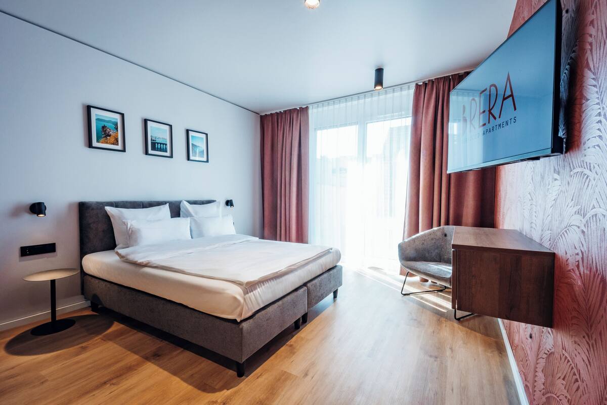 Apartment L - Queen bed and separate bedroom | Phòng tắm | Buồng tắm vòi sen, máy sấy tóc, khăn tắm 