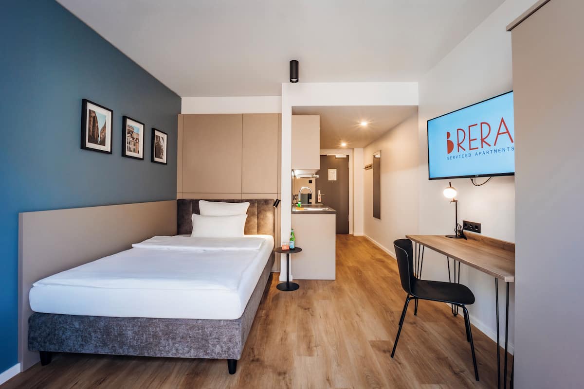 Apartment S - Queen bed | Bộ đồ giường kháng dị ứng, bàn, khu vực làm việc phù hợp cho laptop 