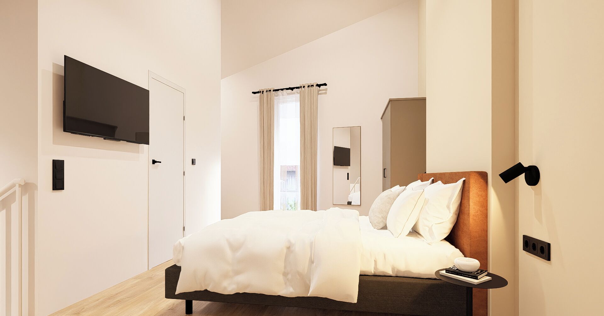 Een moderne slaapkamer met een bed, een tv aan de muur, een raam met gordijnen en een spiegel.