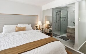 4 bedrooms, iron/ironing board, WiFi, bed sheets - 4BR In Prime Gold Coast Near Beaches & Attractions (Upper Coomera)