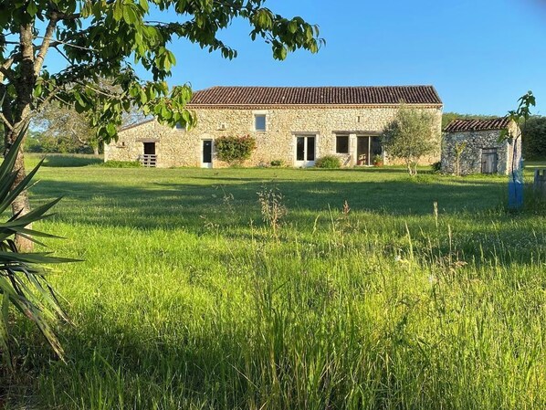 Exterior - Tranquil studio with WiFi in charming Pugnac (Pugnac)