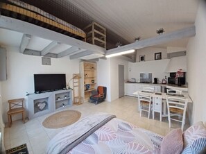 Interior - Tranquil studio with WiFi in charming Pugnac (Pugnac)