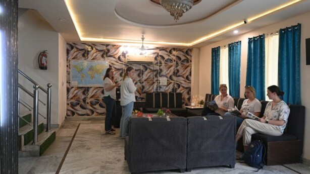Een moderne woonkamer met een bank, een bijzettafeltje en een kaart aan de muur.