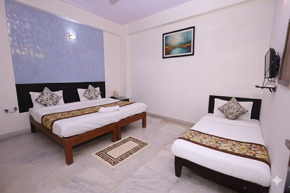 Super Deluxe | Blackout drapes, soundproofing, WiFi (free), bed sheets