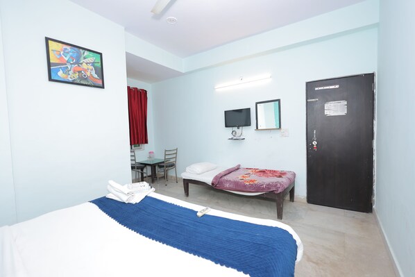 Habitación triple familiar, 1 habitación | Cortinas blackout, insonorización, wifi gratis y ropa de cama