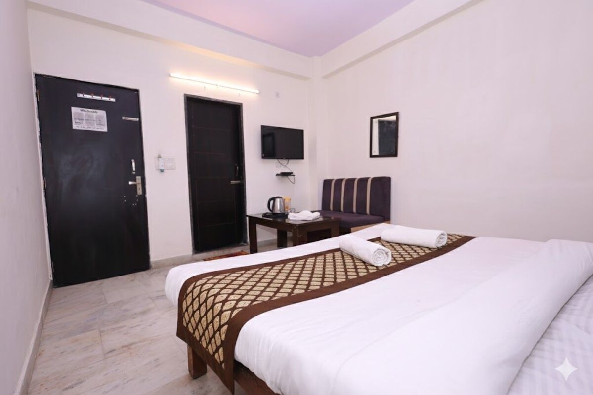 Deluxe Room | Blackout drapes, soundproofing, WiFi (free), bed sheets