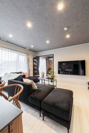 Flat-screen TV - THE SHELBOURNE FURANO (Furano)