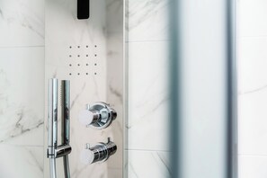 Family Apartment, Balcony | Bathroom | Hair dryer, bidet, towels, soap - Flat Iron Apartments  (Lugano)