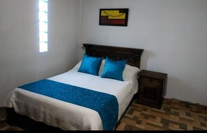 2 chambres, bureau, fer et planche à repasser, lit parapluie