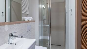 Classic Twin Room | Desk, laptop workspace, free WiFi, bed sheets