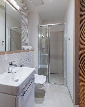 Classic Twin Room | Desk, laptop workspace, free WiFi, bed sheets